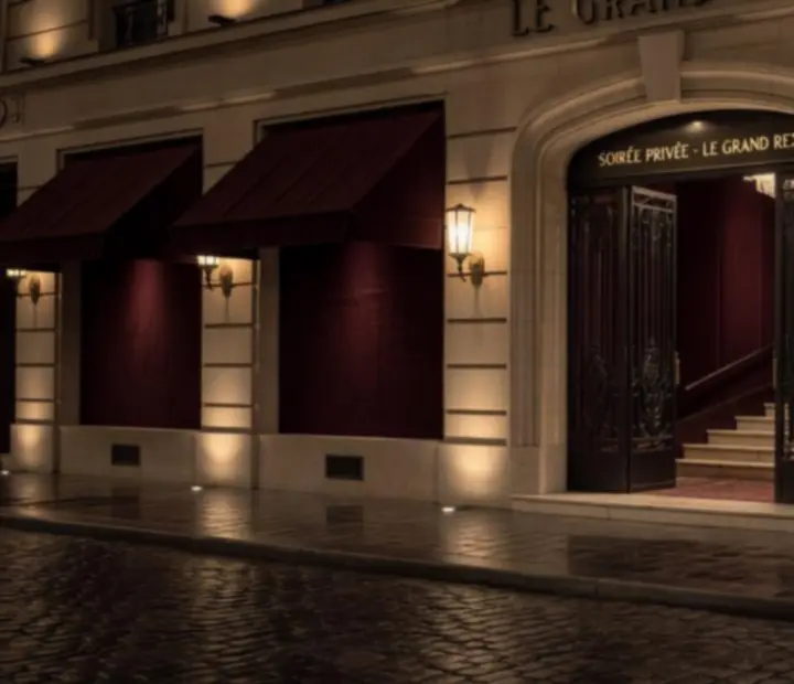 Vue nocturne d’un lieu événementiel parisien avec terrasse illuminée