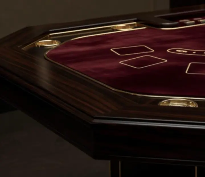 Détail d'une table de jeu prestige en bois sombre et tapis bordeaux